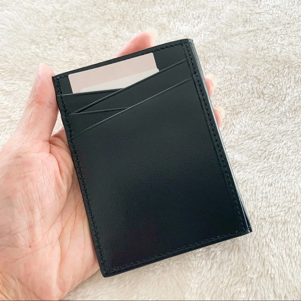 NWT Authentic Gucci Signature Leather Card Wallet​